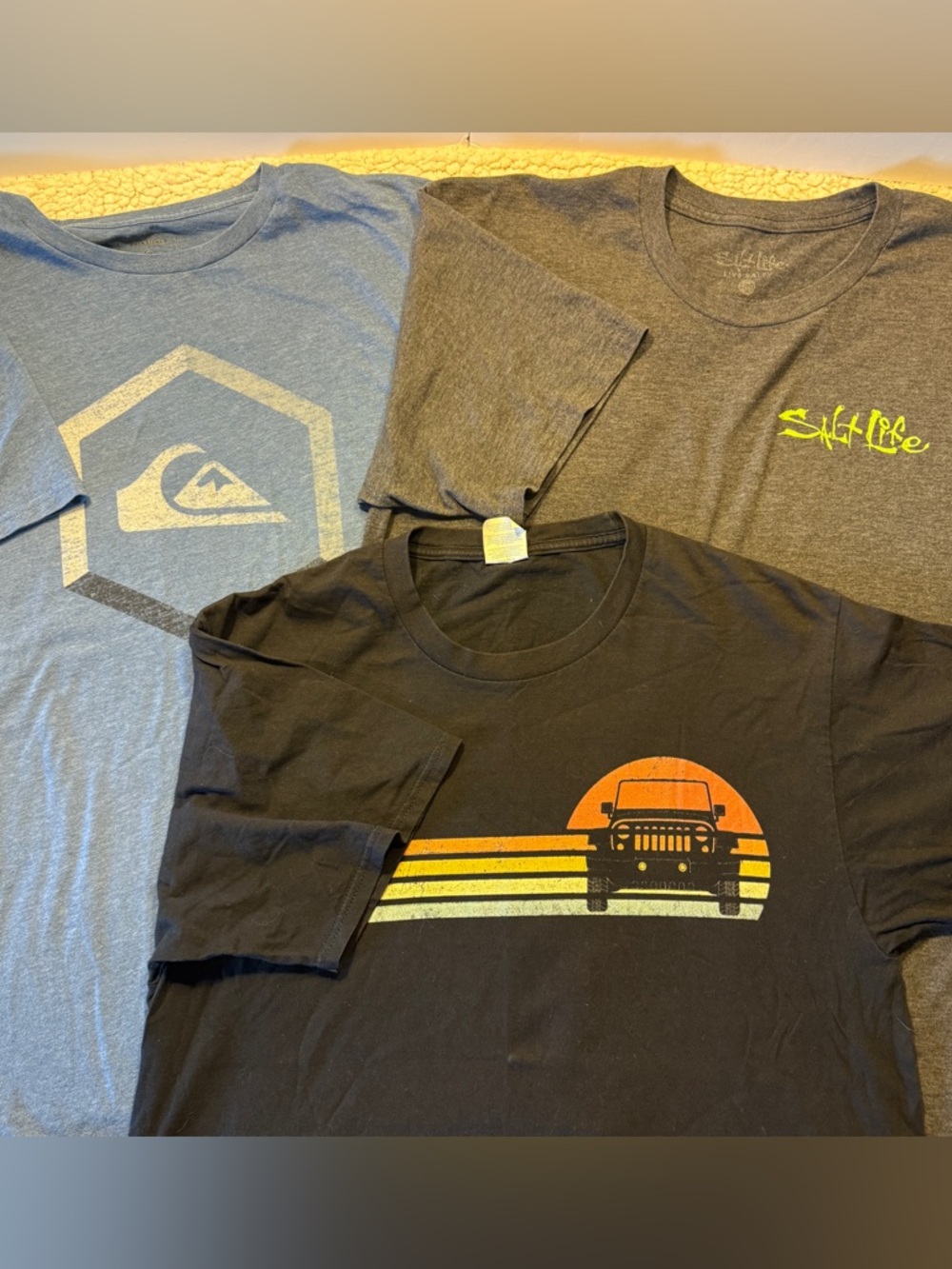Men’s Quiksilver, Jeep, & Salt Life. Blue and Gray T-Shirts Bundle. Size Large.